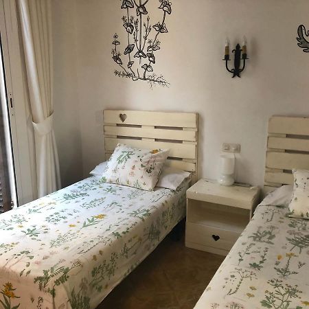 Hostal Parellades Сиджес Экстерьер фото