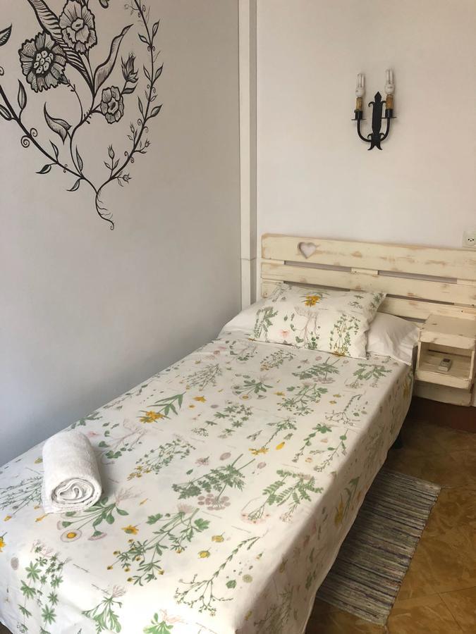 Hostal Parellades Сиджес Экстерьер фото