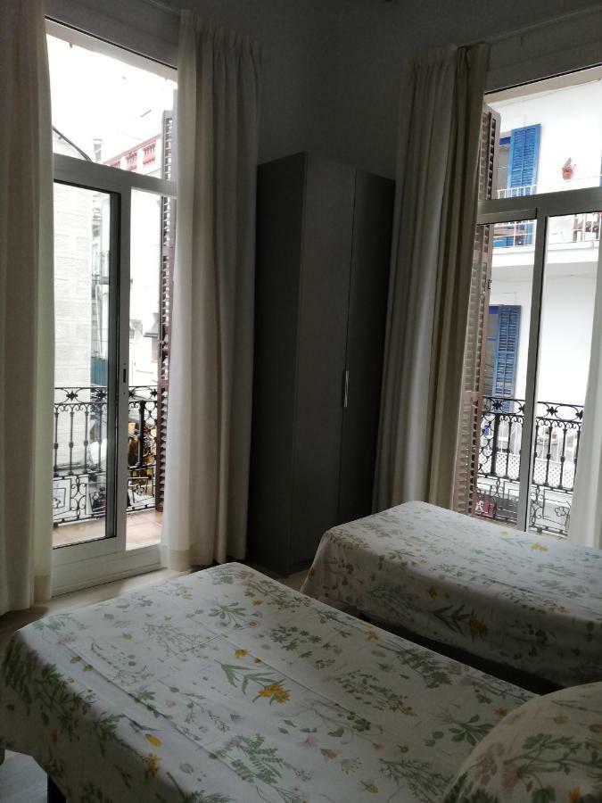 Hostal Parellades Сиджес Экстерьер фото
