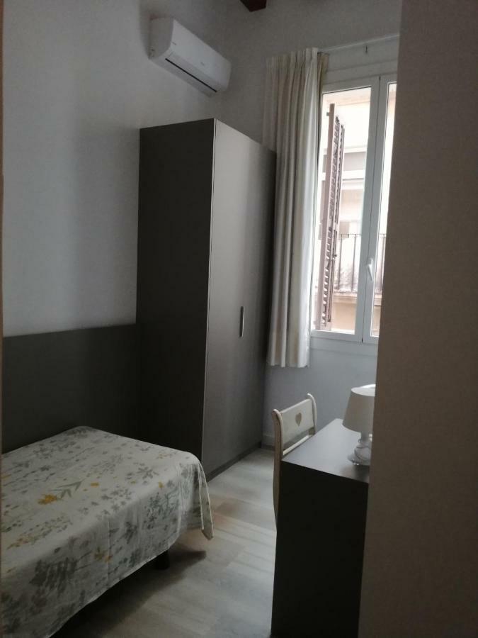 Hostal Parellades Сиджес Экстерьер фото