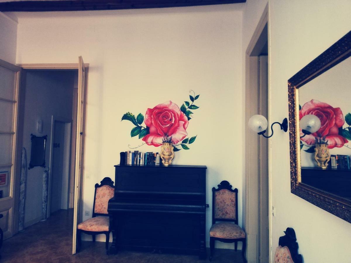 Hostal Parellades Сиджес Экстерьер фото