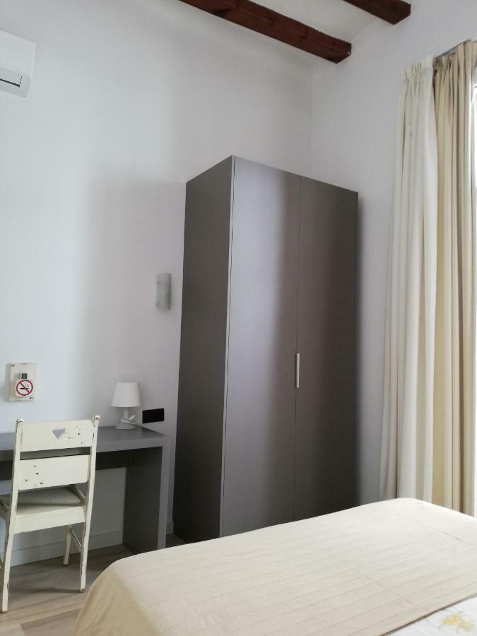 Hostal Parellades Сиджес Экстерьер фото