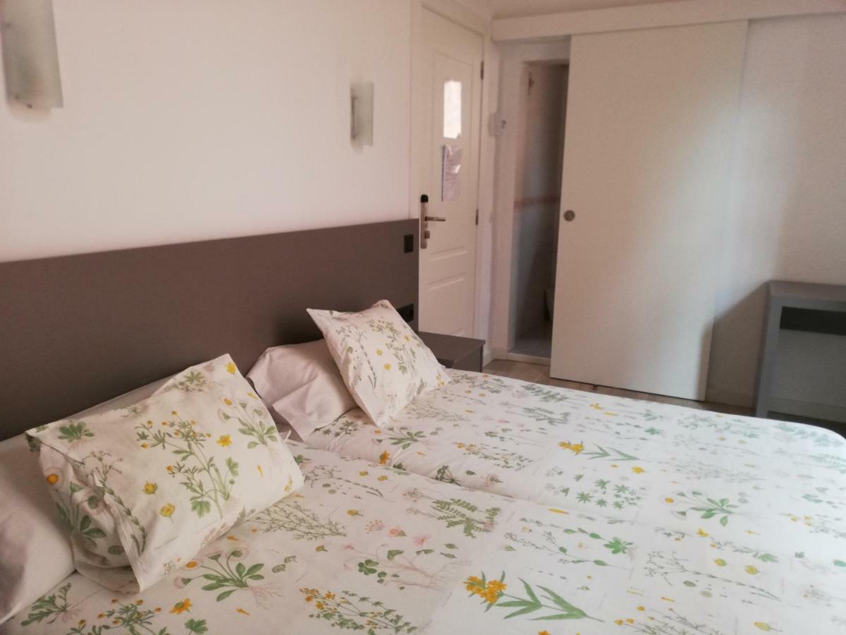 Hostal Parellades Сиджес Экстерьер фото